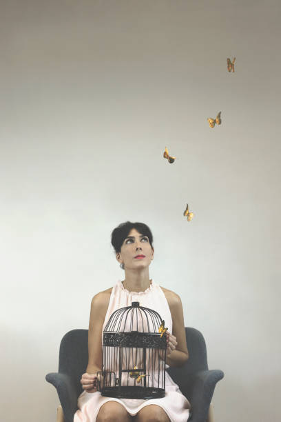 koncepcyjne zdjęcie wolności z kobietą uwalniającą kolorowe motyle sztuki z klatki - butterfly change human hand releasing zdjęcia i obrazy z banku zdjęć