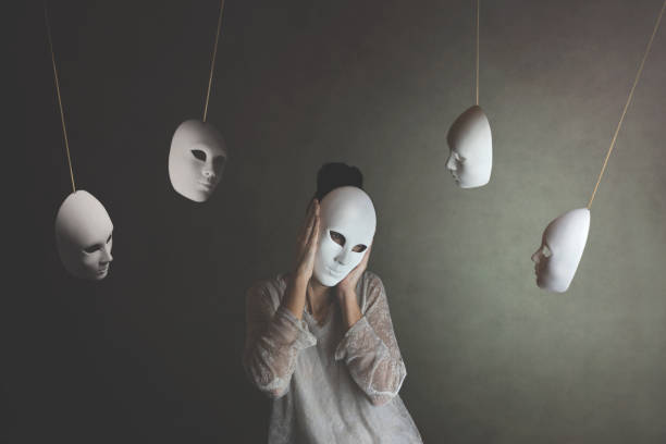 persona con maschera non vuole sentire il giudizio di altre maschere, concetto di giudizio e introspezione - role play foto e immagini stock