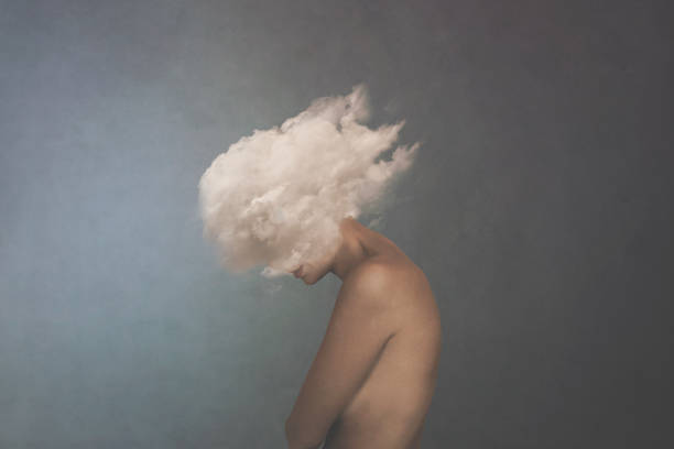 сюрреалистическое изображение белого облака, закрываюющего лицо женщины, понятие свободы - smart cover стоковые фото и изображения