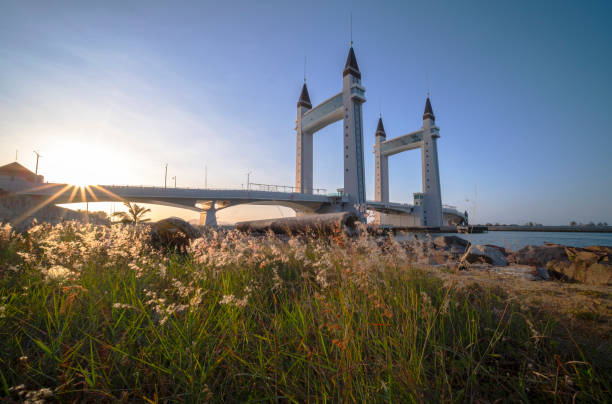 terengganu jambatan angkat lub drawbridge zachód słońca gwiazda słońca - asia color image horizontal terengganu zdjęcia i obrazy z banku zdjęć