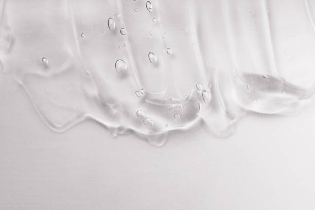 スキンケアローションフェイスセラム。白い背景に分離されたゲルスマッジ。化粧品クリーム透明液体ゲル。ボディケア。コラーゲンを用いたスキンケア用ヒアルロン酸 - ジェル ストックフォトと画像