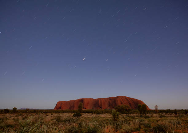 приближающийся рассвет и улуру - uluru australia northern territory sunrise стоковые фото и изображения