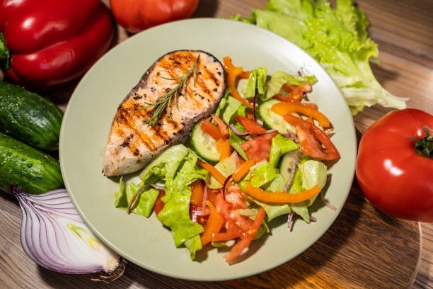 plaque de steak de saumon grillé avec des légumes sur la table en bois, vue supérieure - leaf vegetable radicchio green lettuce photos et images de collection