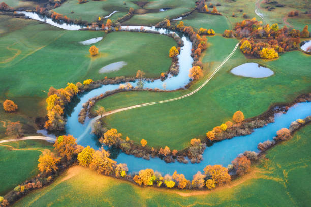 rio sinuoso no outono - planinsko polje - fotografias e filmes do acervo