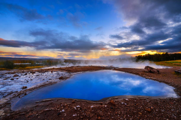 aguas termales blesi situadas en la zona geotérmica de haukadalur en islandia - hot spring strokkur geyser natural pool sunset fotografías e imágenes de stock