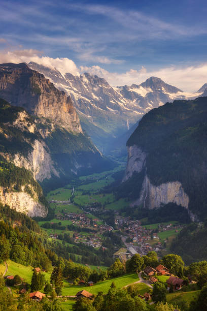 valle de lauterbrunnen en los alpes suizos visto desde el pueblo alpino de wengen - jungfrau photography landscapes nature fotografías e imágenes de stock