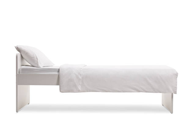 羽毛布団カバー付きの白いシングルベッドのサイドショット