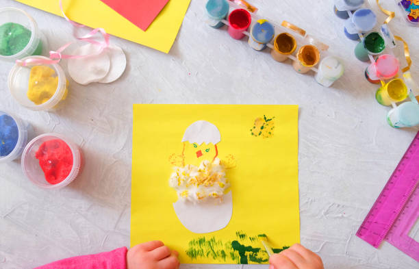 kind machen karte mit ostern küken aus bunten papier und baumwolle pad. handgefertigt. ein projekt der kreativität der kinder, kunsthandwerk, basteln für kinder. - baby chicken eggs young bird easter stock-fotos und bilder