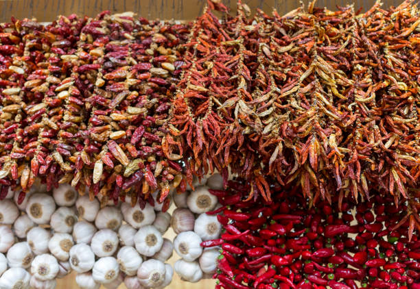 마데이라의 푼샬에서 칠리 페퍼와 마늘을 끈으로 묶습니다. 포르투갈 - garlic hanging string vegetable 뉴스 사진 이미지