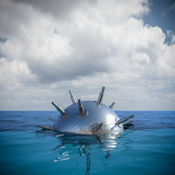 海の真ん中にある金属鉱山。危険な概念。 - underwater mine ストックフォトと画像