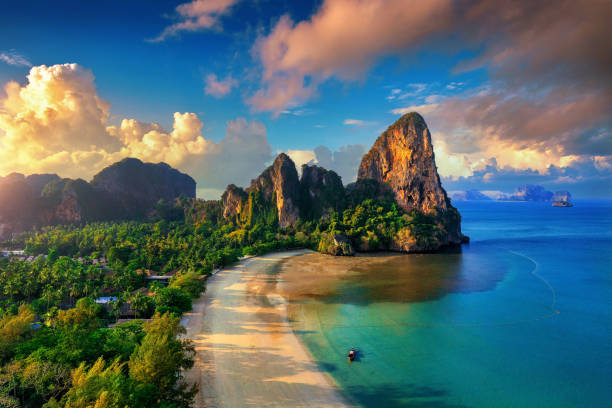 vista aérea da praia de railay em krabi, tailândia. - railay - fotografias e filmes do acervo