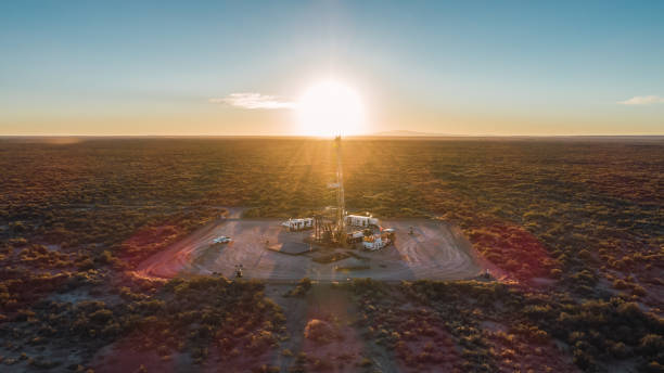 kuvapankkikuvat ja rojaltivapaat kuvat aiheesta vetävät laitteet öljykentällä auringonlaskun aikaan - oil field