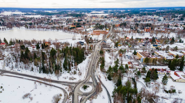 пейзаж страны в финляндии - winter finland agriculture barn стоковые фото и изображения