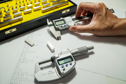 Digital micrometers and digital vernier calipers perform calibration on block grades.