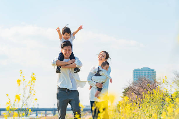 padres e hijos dando un paseo - park child asia lifestyles fotografías e imágenes de stock