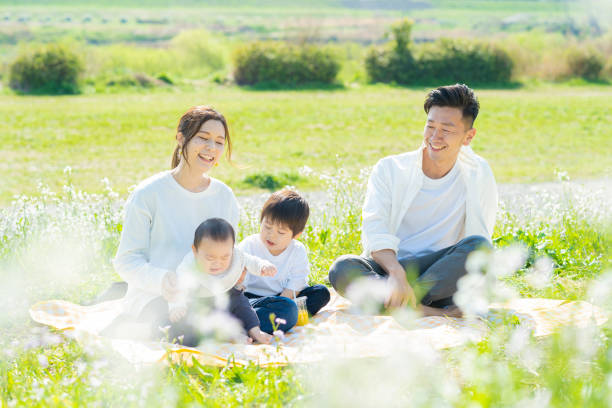 pais e filhos curtindo um piquenique - japanese ethnicity family smiling happiness - fotografias e filmes do acervo