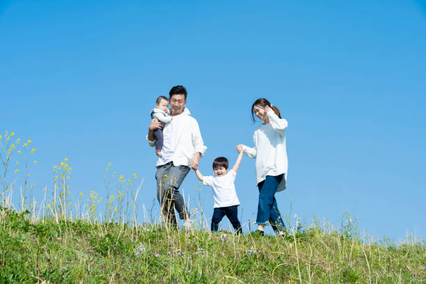 楽しみながら散歩する家族 - 日本人　親子 ストックフォトと画像