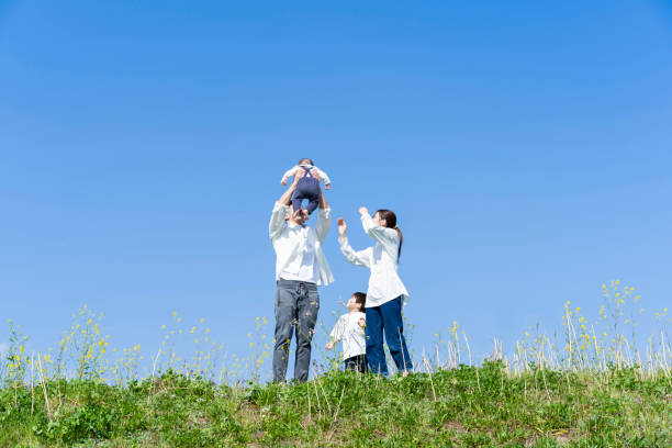 楽しみながら散歩する家族 - family walking parent lifestyles ストックフォトと画像