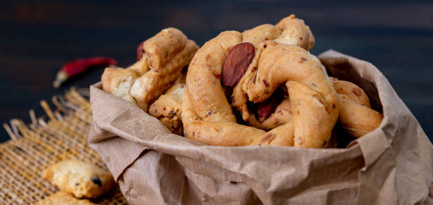 Biscoitos apimentados de comida napolitana taralli - foto de acervo