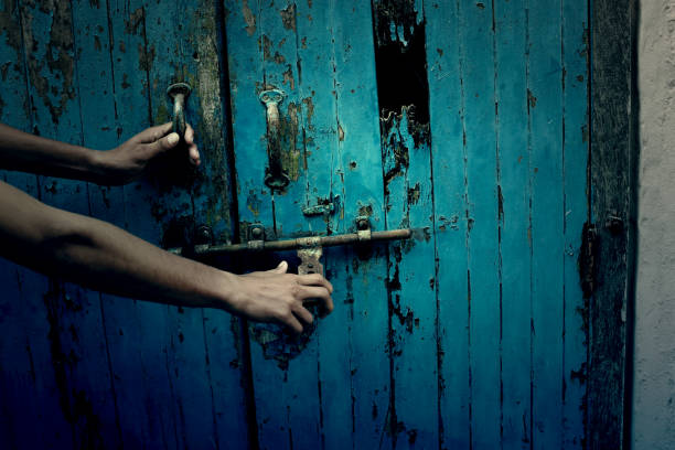 abandoned house - lock door horror gate imagens e fotografias de stock
