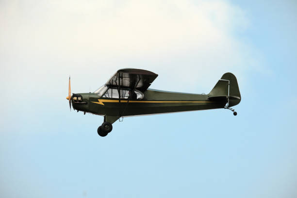 エアロクラブミラノの小型飛行機は、フライトスクールを持っています - パルコノルド - ロンバルディア州 - airplane stunt yellow flying ストックフォトと画像