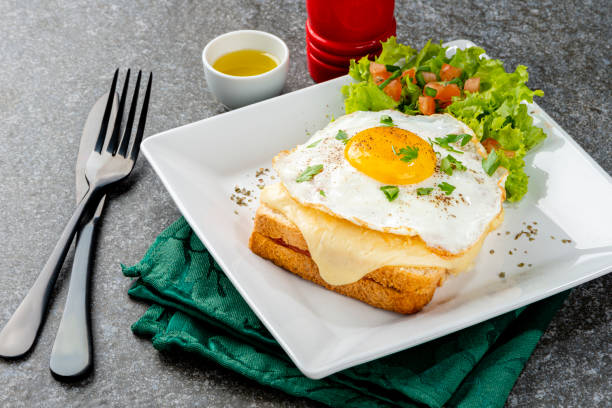 завтрак. горячий сэндвич. сэндвич с мадам крок. традиционная французская кухня - fried egg lettuce vegetable lunch стоковые фото и изображения