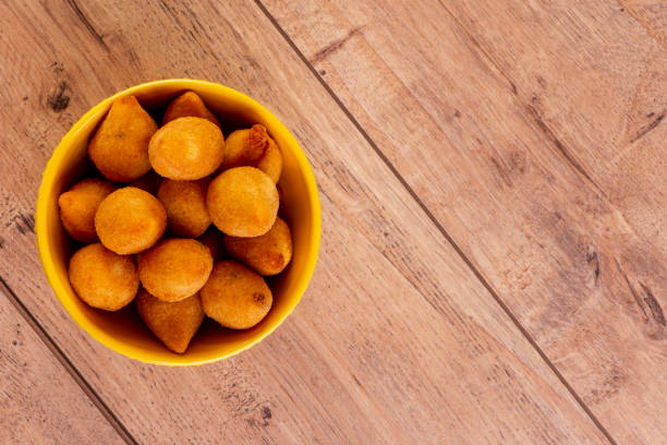 tradicional lanche frito brasileiro feito com frango conhecido como "coxinha" - comida salgada - fotografias e filmes do acervo