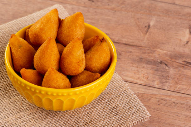 tradicional lanche frito brasileiro feito com frango conhecido como "coxinha" - salgado - fotografias e filmes do acervo