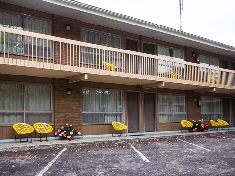 motel de dos pisos con sillas photo