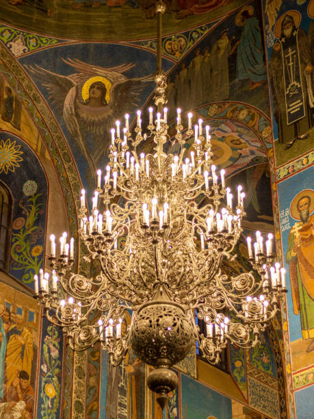 lustre de luzes douradas na igreja ortodoxa. - st petersburg russia russian culture church of the resurrection of christ - fotografias e filmes do acervo