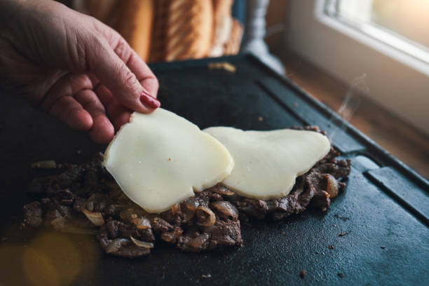 preparando chili cheese steak sandwich estilo philly - provolone - fotografias e filmes do acervo