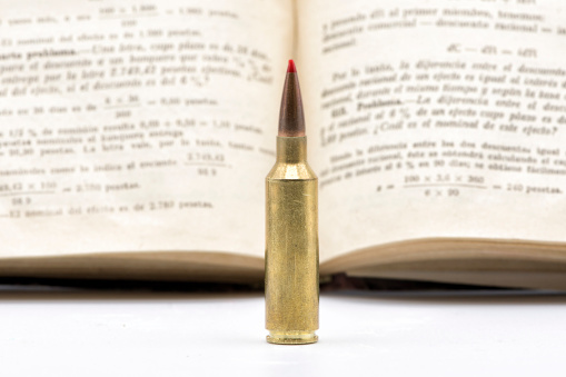 A cartridge is a set formed by a metal, paper or plastic container called a sheath or cap, the bullet, gunpowder and fulminant.