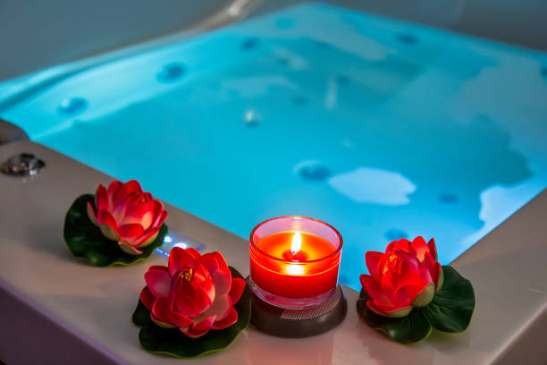 vasca idromassaggio con candele e ninfee - water lily swimming pool health spa water foto e immagini stock