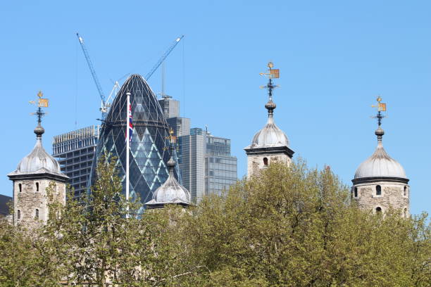 런던 타워와 맑은 하늘 아래 배경에 현대적인 사무실 건물. - crane skyline uk tower of london 뉴스 사진 이미지