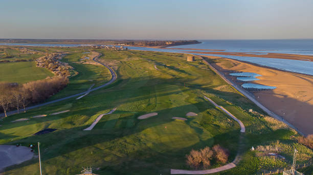 punto de vista de drones de un campo de golf junto a la costa en felixstowe, suffolk, reino unido - vuelo ceremonial fotografías e imágenes de stock