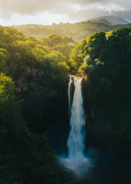 sonnenuntergang über den makahiku-wasserfällen - water waterfall sky seascape stock-fotos und bilder