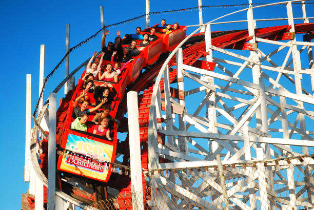 nervenkitzel auf der boardwalk - rollercoaster people amusement park ride red stock-fotos und bilder