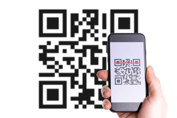 Mobile qr code. Hand holding digital mobile smart phone with qr code scanner on smartphone screen for payment, online pay, scan barcode technology. Mobile banking. Customers can pay through qrcode código qr móvil. mantener a mano el teléfono inteligente móvil digital con escáner de código qr en la pantalla del teléfono inteligente para el pago, pago en línea, escanear la tecnología de código de barras. banca móvil. los clientes pueden pag