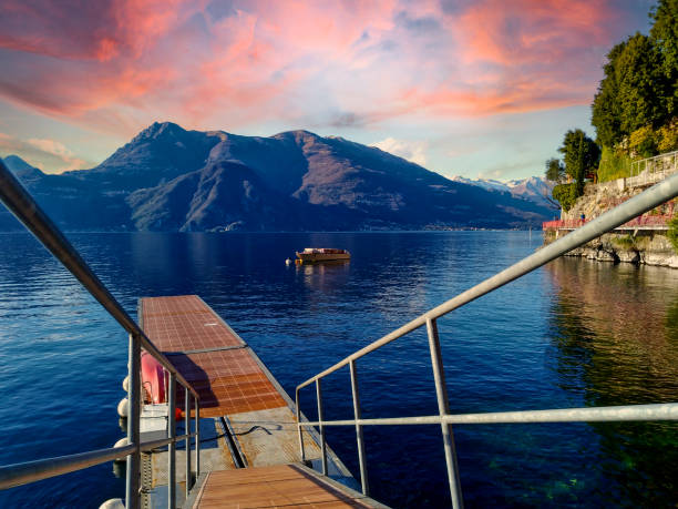 закат на озере комо в варенне - lake como water italy sunset стоковые фото и изображения