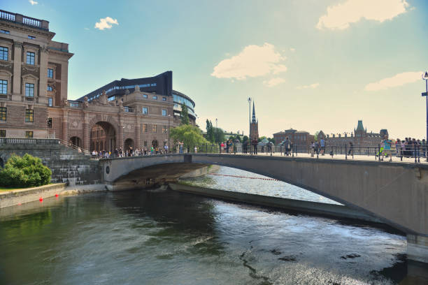 riksbron bridge and gamla stan gate in stockholm - sveriges helgeandsholmen imagens e fotografias de stock