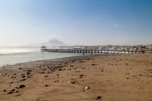 пляж в уанчако, перу - huanchaco стоковые фото и изображения