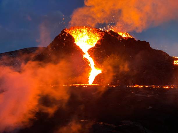 eruption in iceland - volcano imagens e fotografias de stock