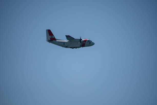 uma aeronave de vigilância espartana c-27j da uscg (guarda costeira dos estados unidos) realiza uma busca sobre a área do porto de ventura.  um avião mostrado. - 6723 - fotografias e filmes do acervo