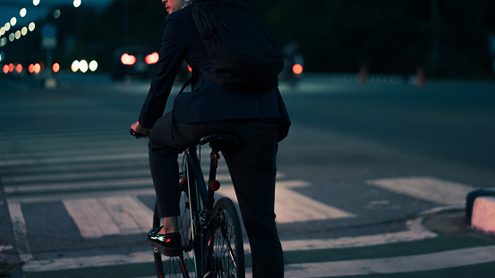 Asian men on bicycles back from work in the evening.He stopped at the traffic lights