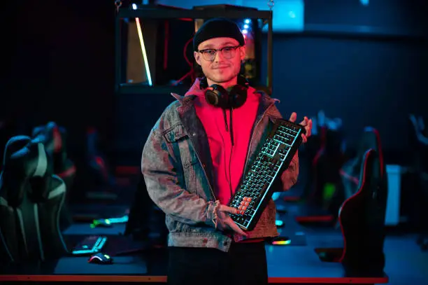 Photo of After the online video game tournament, the gamer talks about the advantages of the new keyboard and demonstrates it