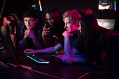 die-spieler-des-esports-teams-versammelten-sich-im-computerclub-und-beobachteten-den-stream.jpg?b=1&s=170x170&k=20&c=SICb1nA2WUD_43KM7cfrrFzUdYvrGfK36pswrQoDHtc=