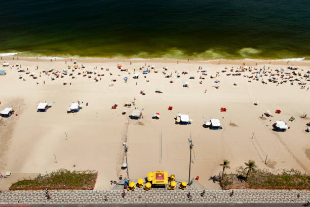 vista para a praia de ipanema - beach kiosk above - fotografias e filmes do acervo