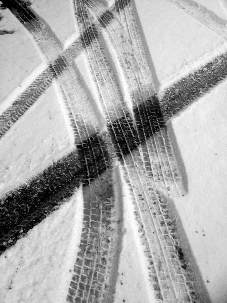 istock tyreprints in the snow 1310017192
