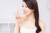 水を飲む魅力的なアジアの女性