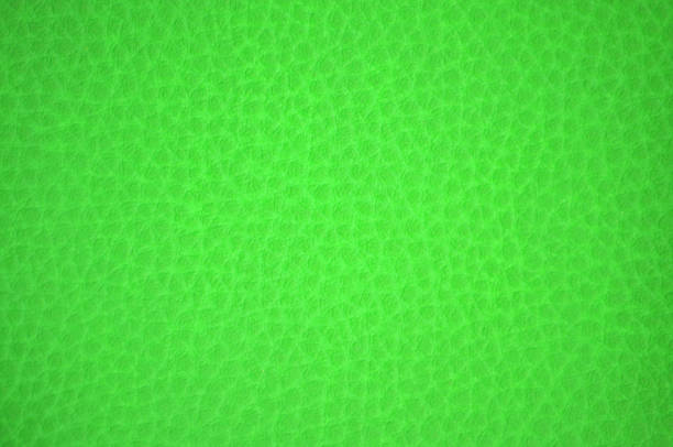 fragment aus naturleder aus grobem dressing, künstlich gefärbt, säuregrüne lichtfarbe. - leather green hide textured effect stock-fotos und bilder